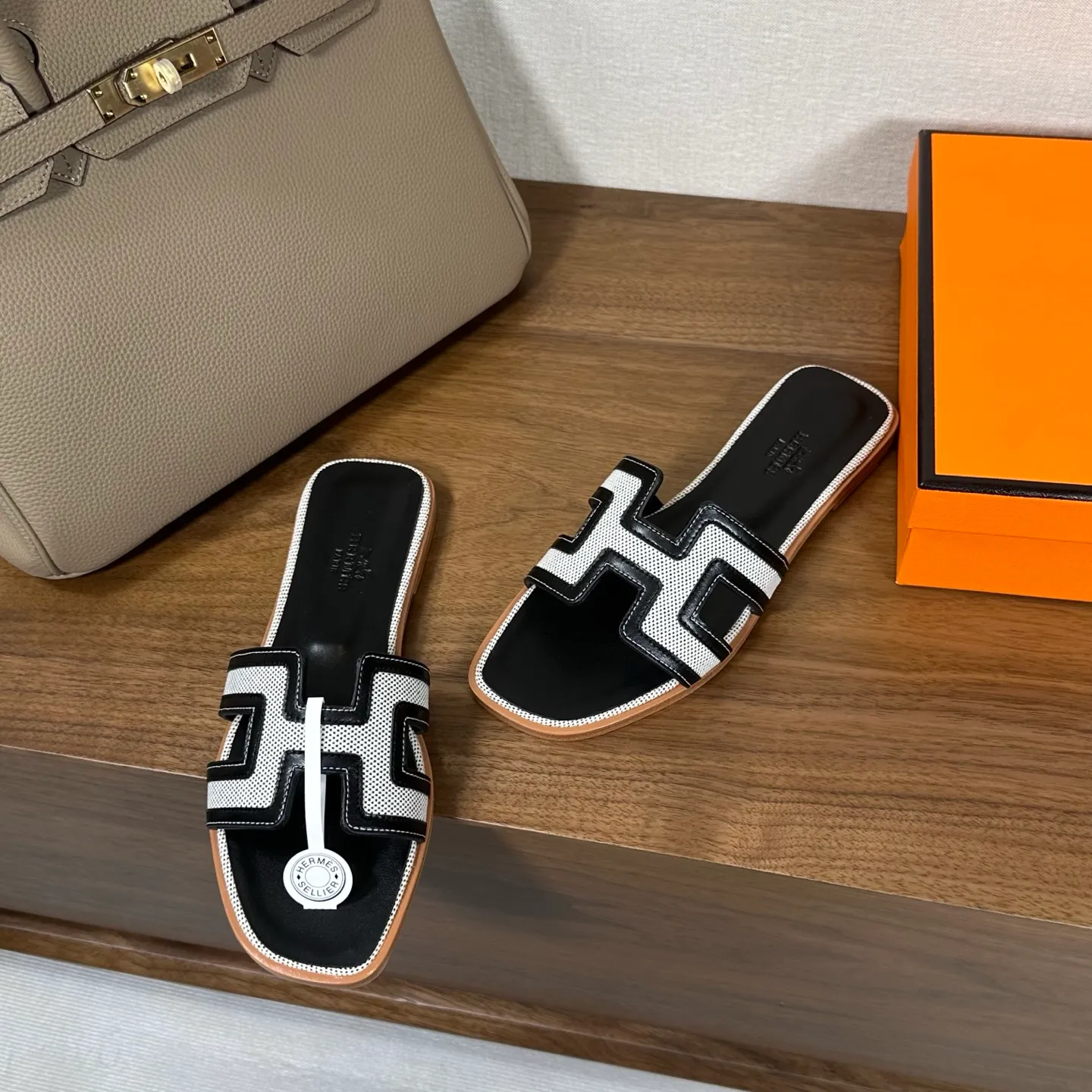 👟👟Ex-factory price 440👟👟 Hermes Hermes H slippers Oasis sandals series——————————Fashionable and versatile Super comfortable Every detail is made to the extreme Original swift calfskin Original 1:1 exclusive private mold upper/original leather outsole ▪️Packaging: Each pair of shoes comes with packaging ▪️SIZE: 35~42 (.40.41.42 customization is non-refundable and non-exchangeable)